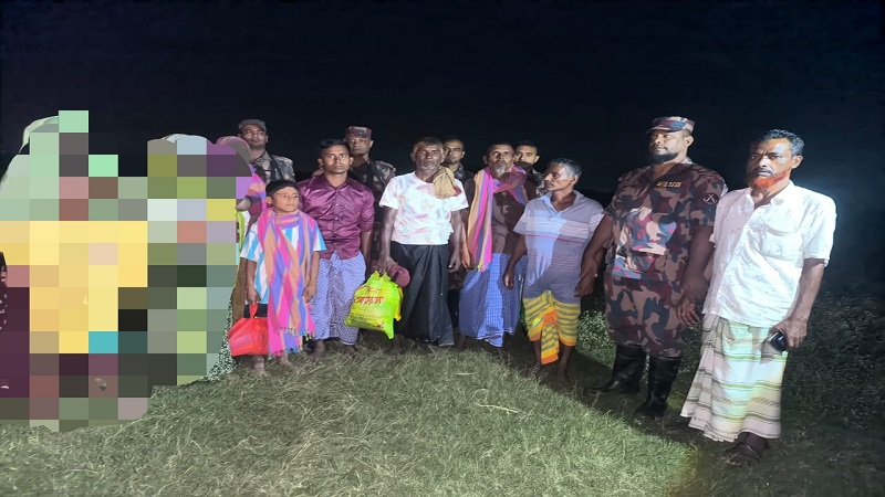 চাঁপাইনবাবগঞ্জ সীমান্তে পদ্মায় নৌকাডুবির ঘটনায় উদ্ধারকৃত ১০ জনকে দেশে ফিরিয়ে এনেছে বিজিবি